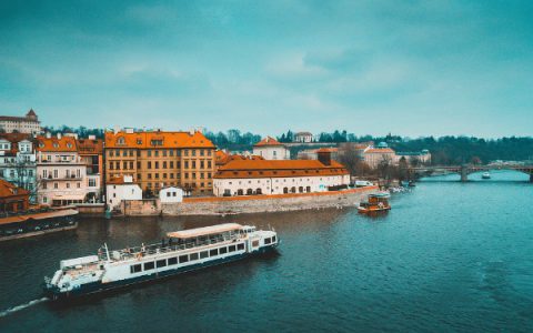 持有EB-5签证，能否带我的家人一同来美国？