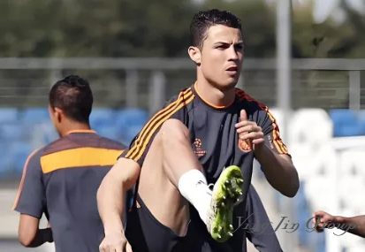 C罗求婚乔治娜刷屏！但更让人惊掉下巴的是他那双腿的“天价保单”