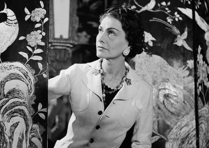 家办正在悄悄决定奢侈品的未来？阿玛尼与香奈儿的背后：传奇谢幕，新王登基！